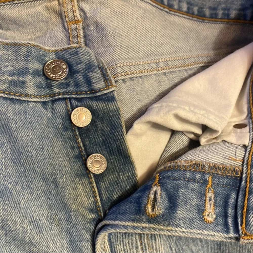 Men’s Light-wash Levi’s 501 Button-fly Cotton Jeans Sz 33 x 32